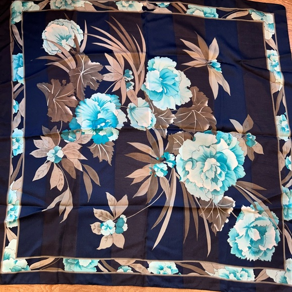 Blue floral scarf - Picture 1 of 9
